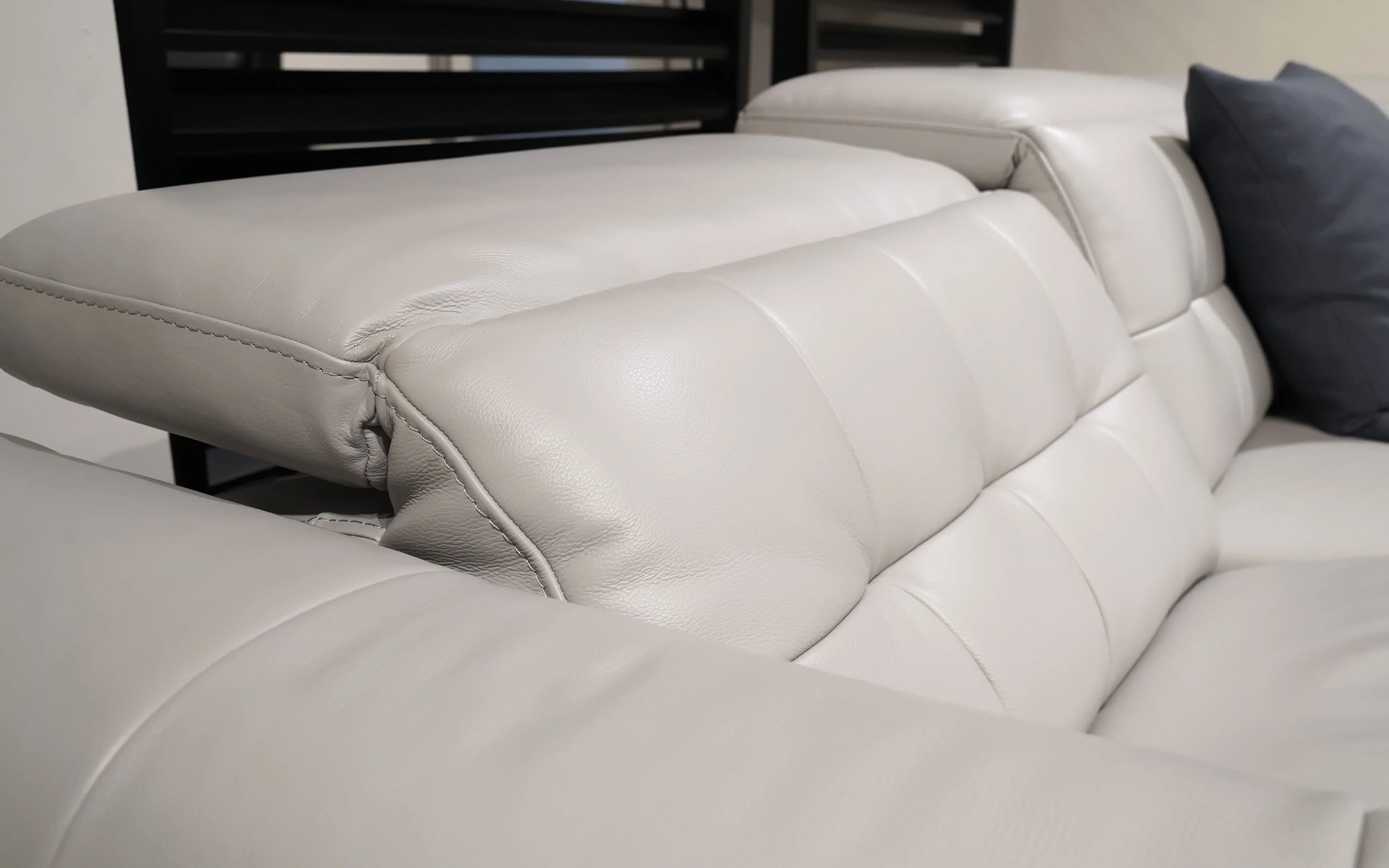 Ostro Modern Motion Reclining Sectional - Image 7