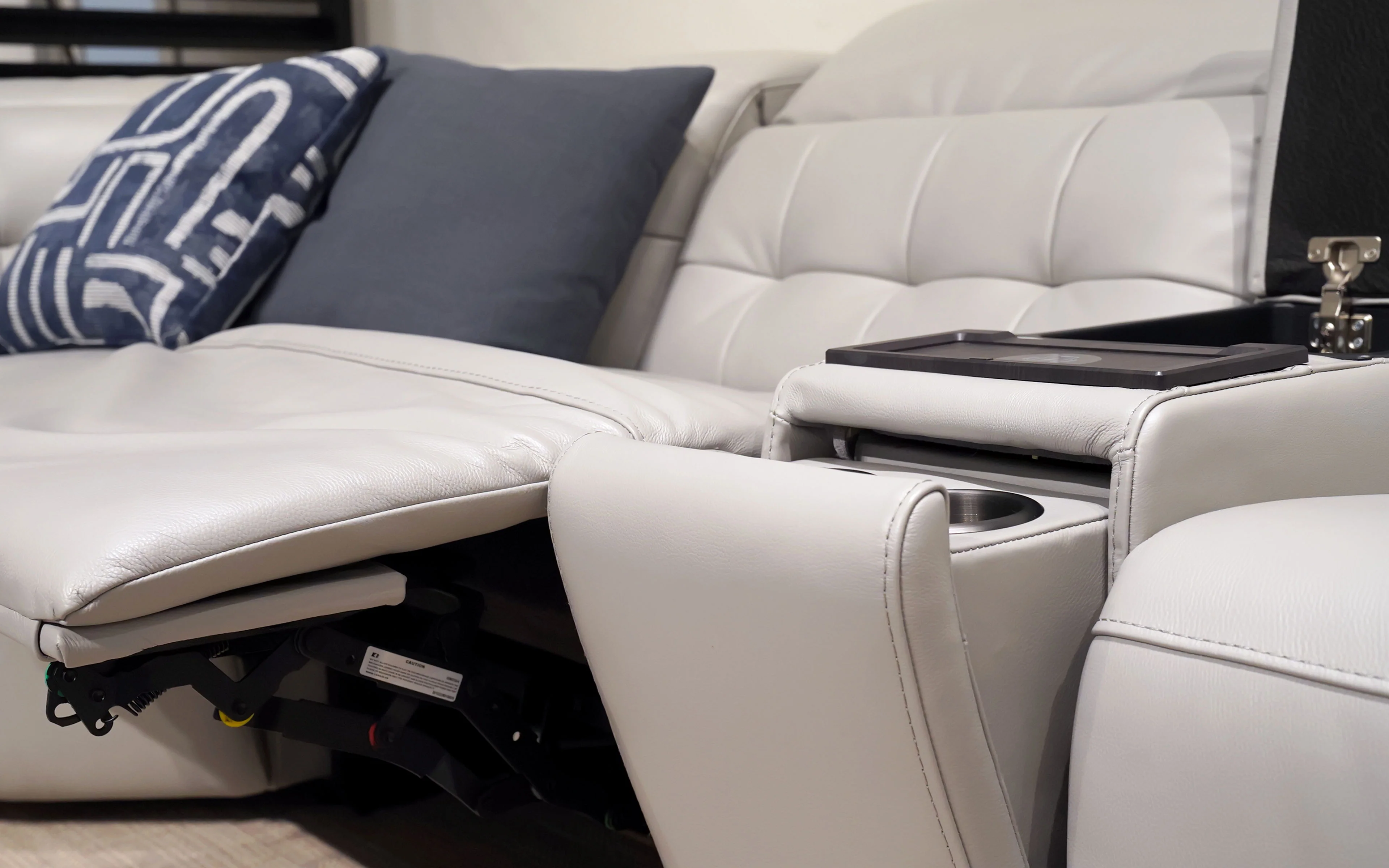 Ostro Modern Motion Reclining Sectional - Image 8