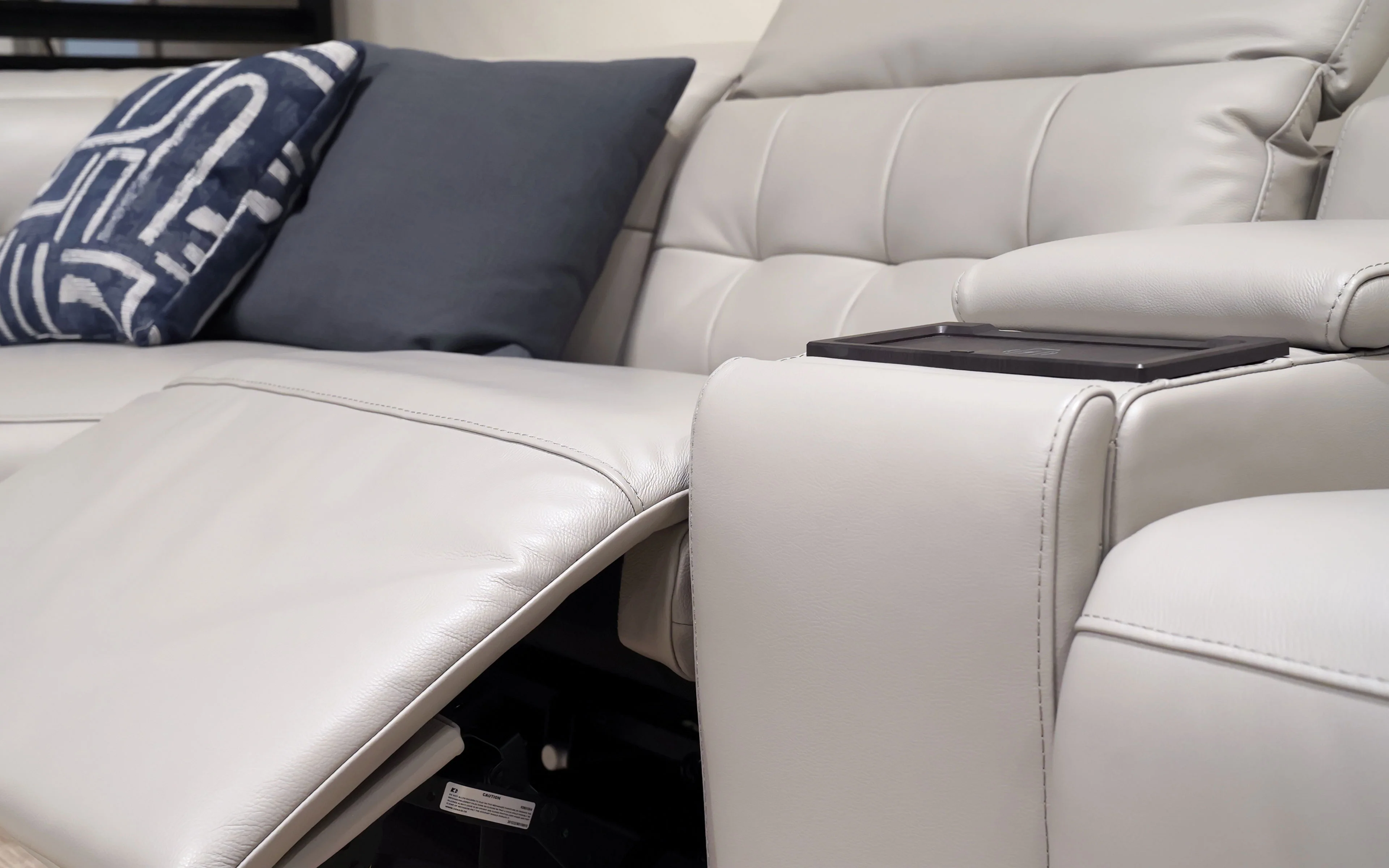 Ostro Modern Motion Reclining Sectional - Image 9