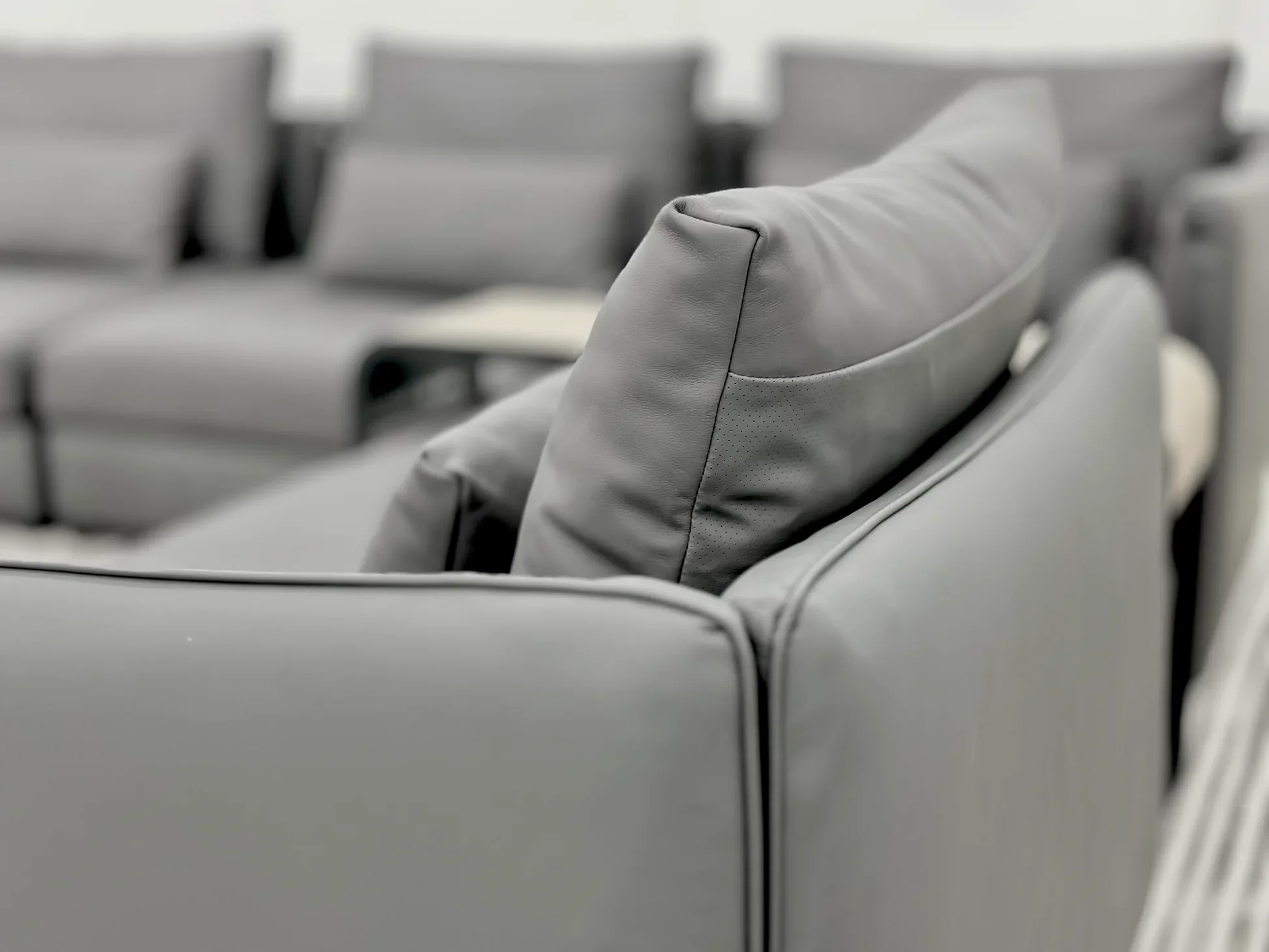 Quanie Modern Motion Sectional - Image 4