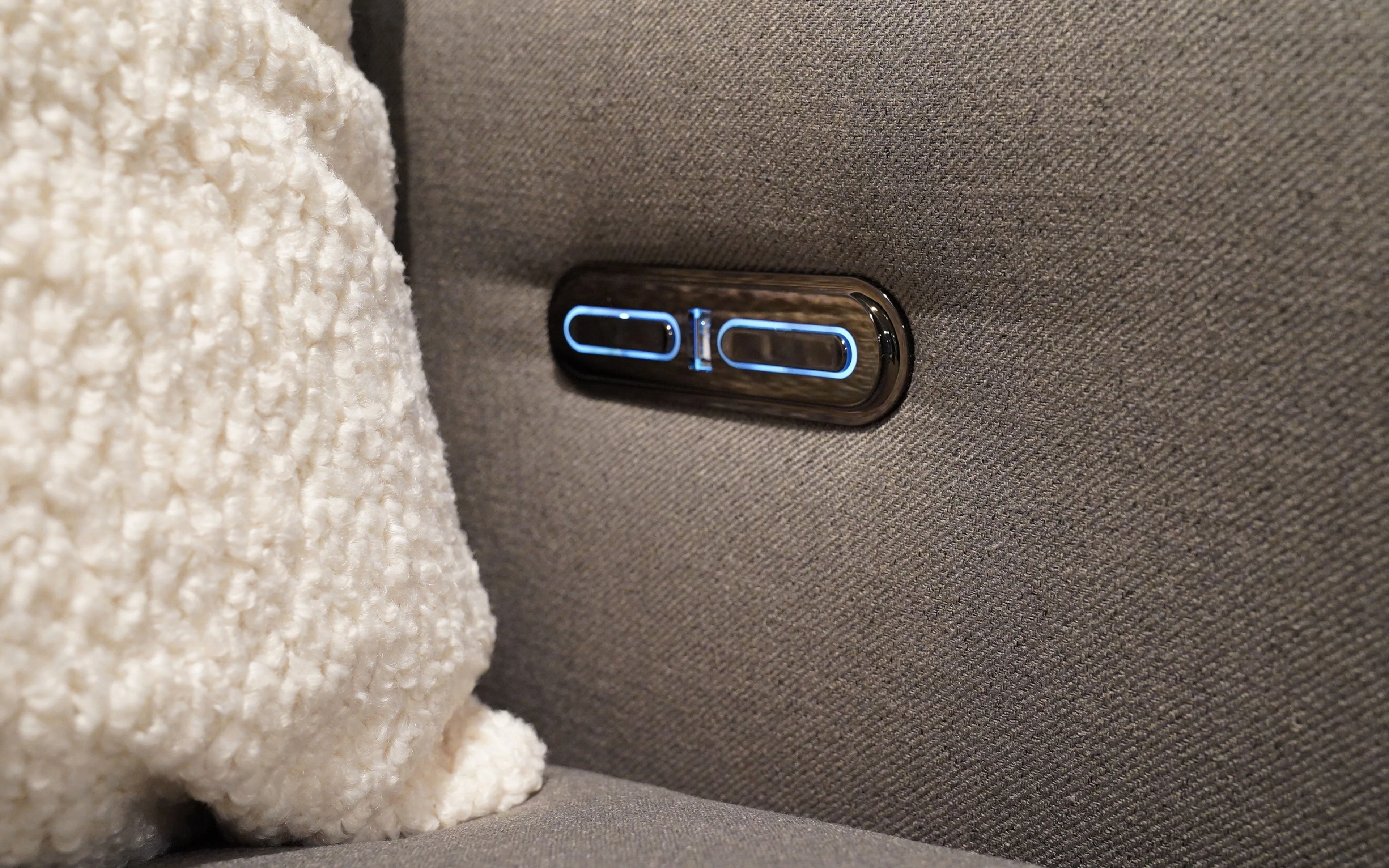 Veronica Modern Motion Reclining Sectional - Image 17